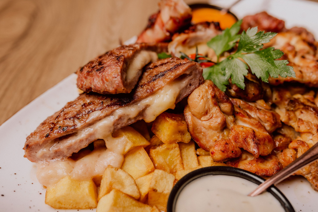 'Kod Starog' oduševite svoje nepce savršeno pripremljenim steakovima od Charolais govedine! 