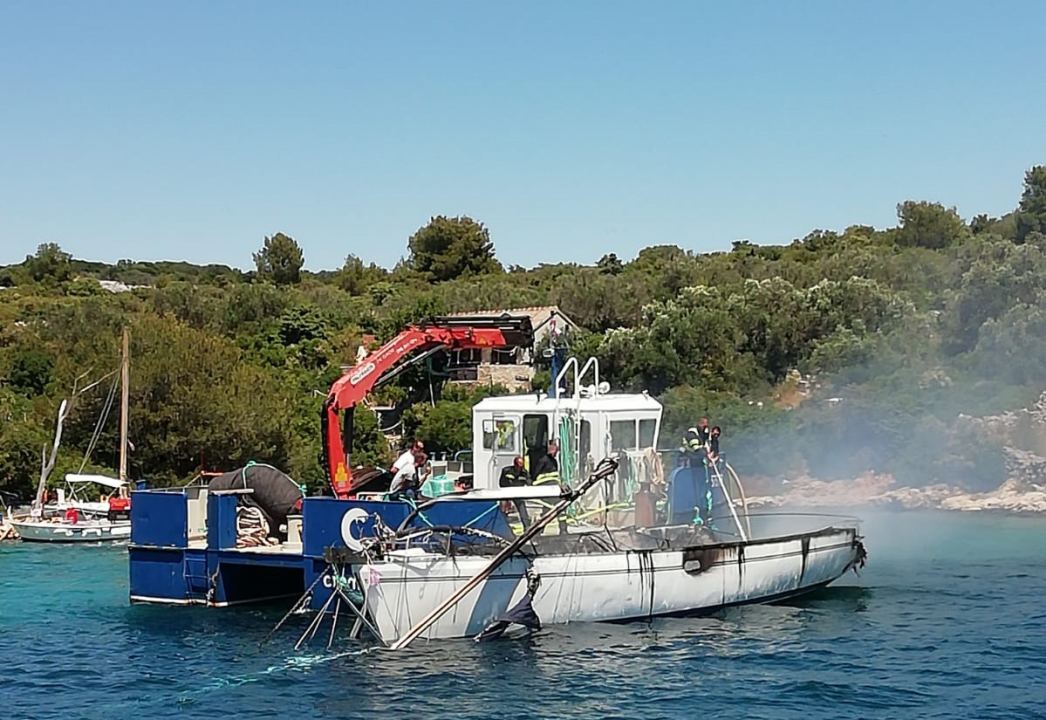 Ugašen požar na jedrilici u pašmanskom arhipelagu