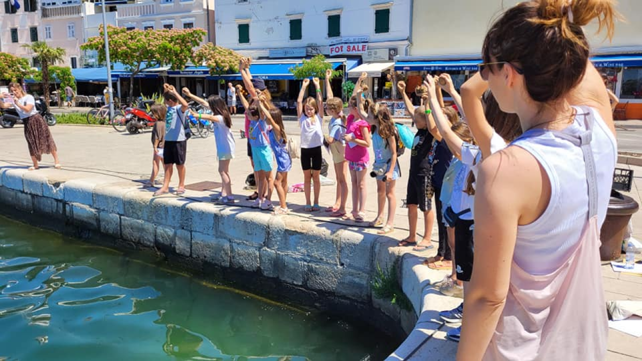 Šibenska djeca čistila i oplemenila more uz rivu: Na mulu Krke poletjelo na desetke eko-kuglica