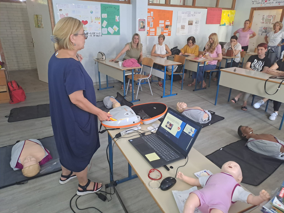 Crveni križ Vodice organizirao edukaciju iz prve pomoći za djelatnike osnovne škole