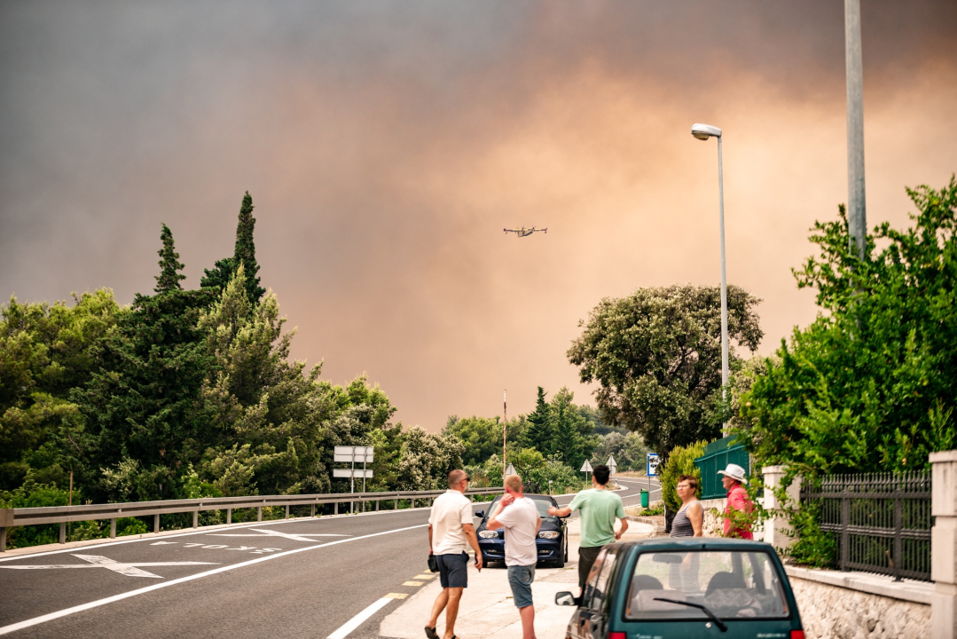 FOTOGALERIJA: Vatrogasci i stanovnici bore se s požarom u Grebaštici