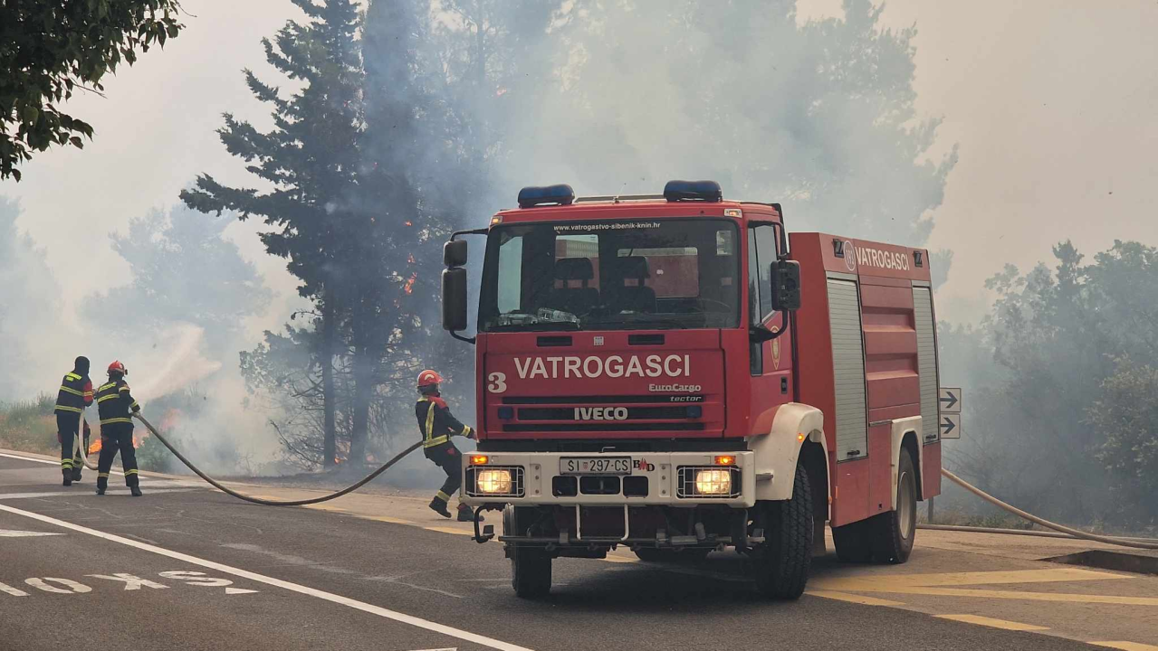 FOTOGALERIJA iz središta požara: Grčevita borba protiv vatre i vjetra