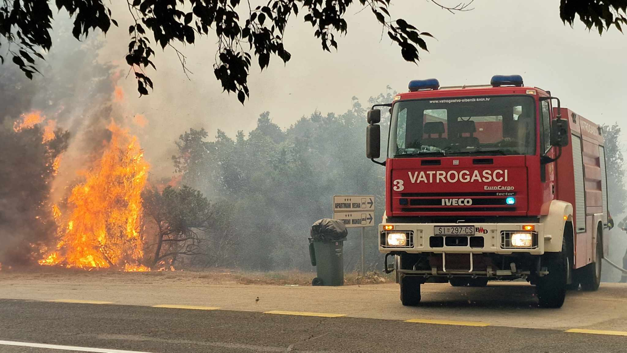 FOTOGALERIJA iz središta požara: Grčevita borba protiv vatre i vjetra