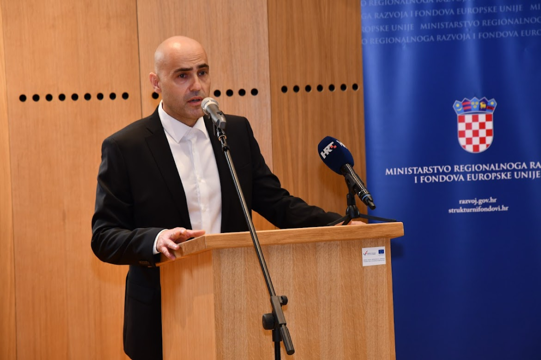 Ministar Erlić u Skradinu uručio 22 ugovora korisnicima Šibensko-kninske županije 