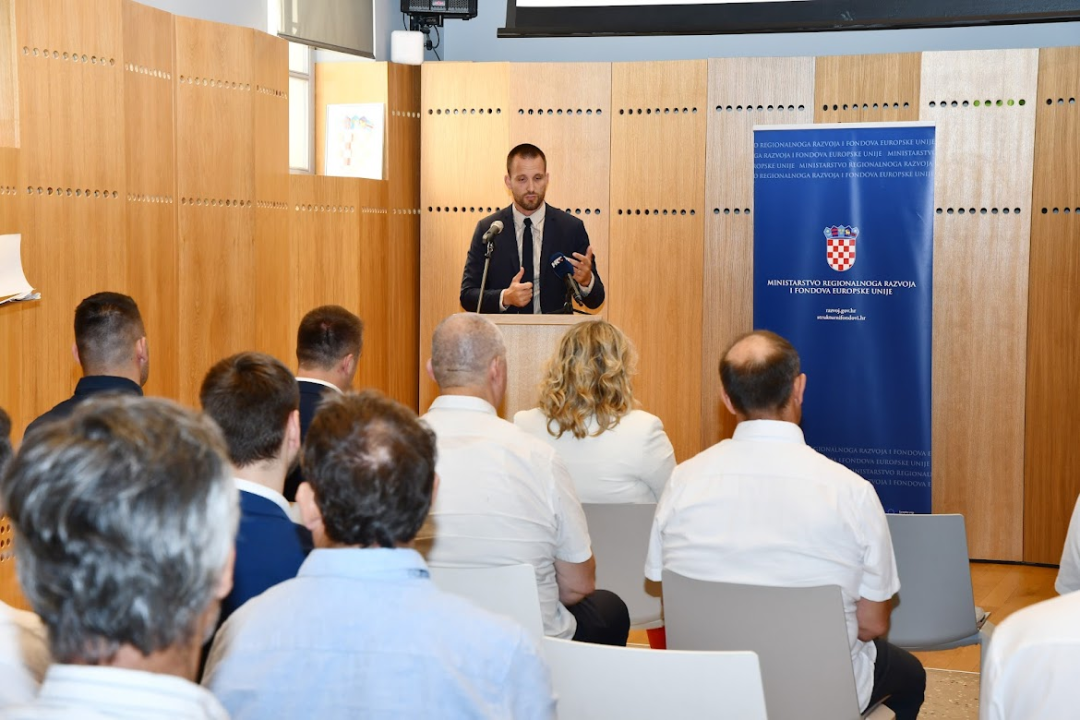 Ministar Erlić u Skradinu uručio 22 ugovora korisnicima Šibensko-kninske županije 