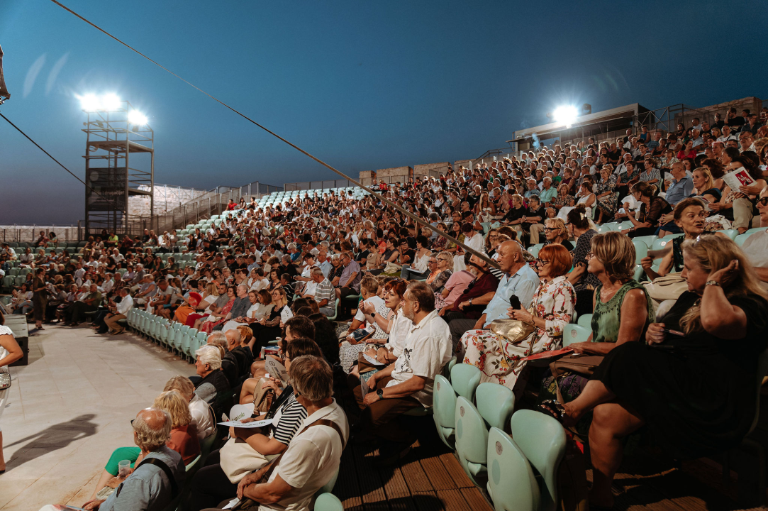 Raskoš i sjaj Ansambla Lado na Tvrđavi sv. Mihovila: Bogatstvo nošnji i spektakularni plesovi oduševili šibensku publiku