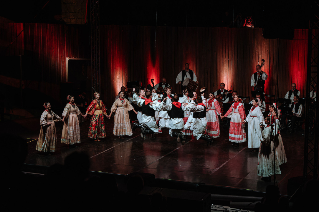 Raskoš i sjaj Ansambla Lado na Tvrđavi sv. Mihovila: Bogatstvo nošnji i spektakularni plesovi oduševili šibensku publiku