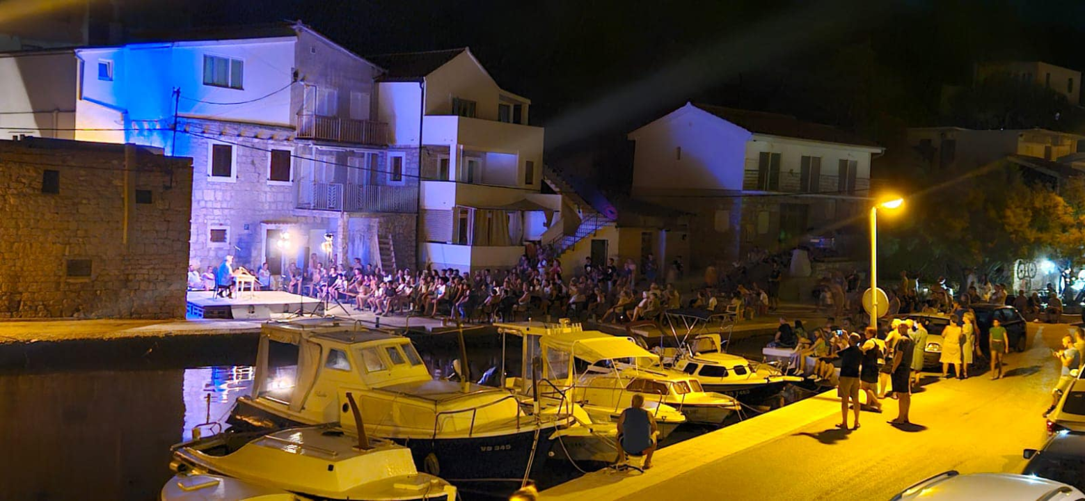 Ričard nasmijao Žirjane do suza, u Muni izveo 'Oči Uoči Zgospod'non'