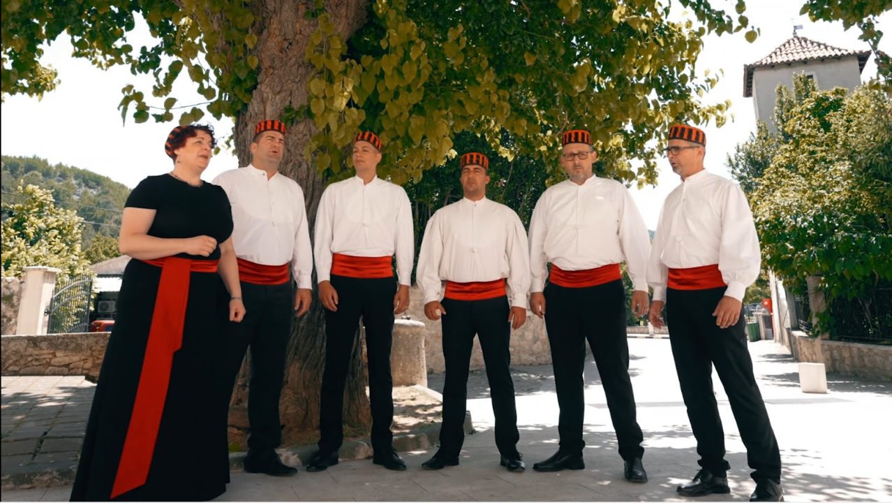 Klapa Skradinski buk pjesmu posvetila 'Crljenoj kapi' narodne nošnje