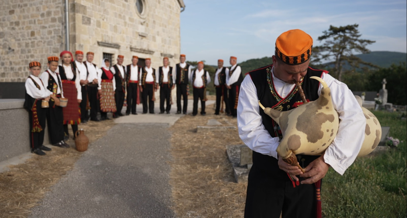 Klapa Skradinski buk pjesmu posvetila 'Crljenoj kapi' narodne nošnje