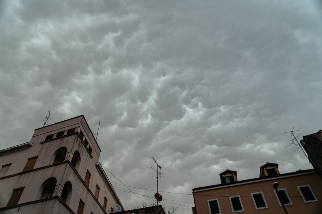 Nevrijeme stiglo do Šibenika i donijelo zanimljive mammatus oblake
