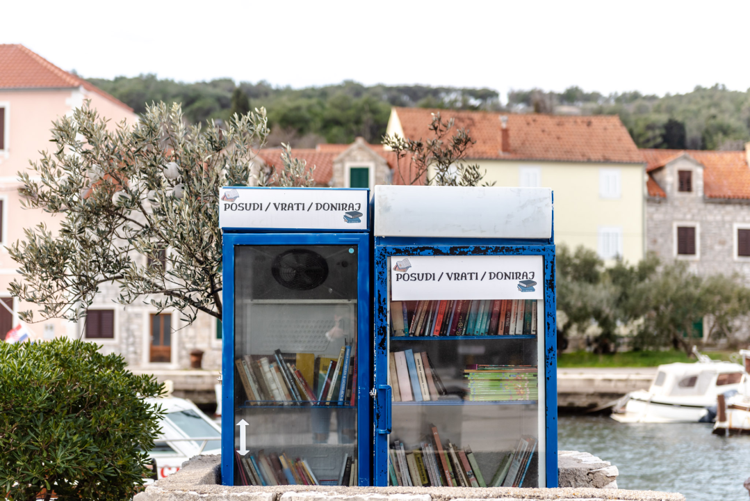 Na Zlarinu u frižiderima čuvaju knjige, a turistima dijele vodič u kojem se šale na vlastiti račun