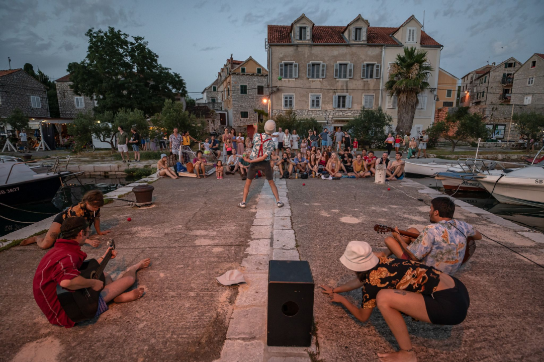 Zbog ove fotogalerije pokajat ćete se što niste otišli na Zlarin Street Music Festival!