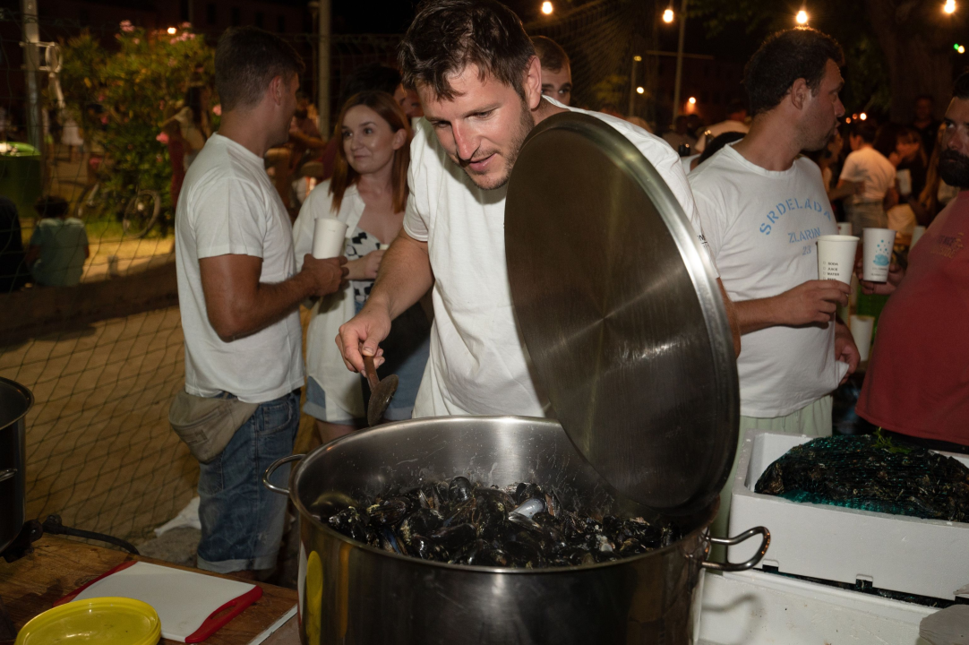 Na Zlarinu održana tradicionalna Srdelada