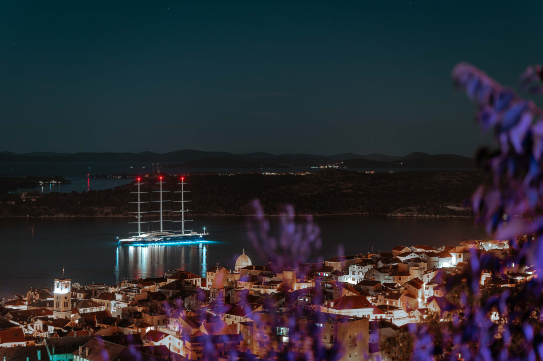 Nestvarni imenjak kultnog jedrenjaka kapetana Jack Sparrowa danima oduševljava Šibenčane i turiste