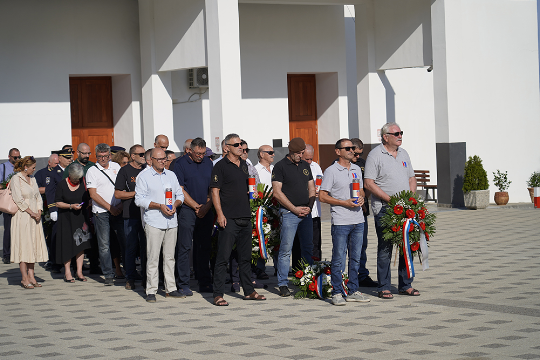Položeni vijenci i zapaljene svijeće na Kvanju i Baldekinu