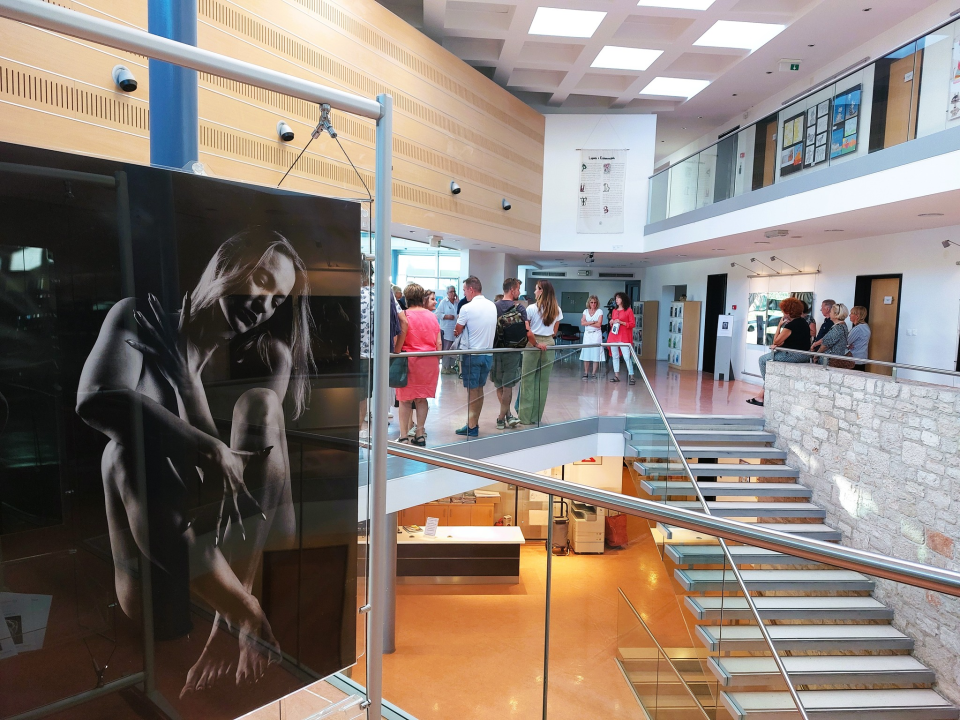 U knjižnici otvorena izložba 'Ženski akt'