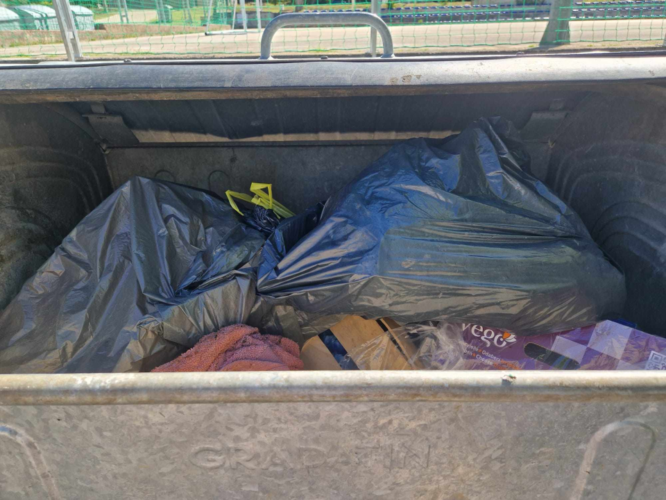 Volonteri kninske udruge ostavili 20 vreća životinjskog otpada u centru Kijeva