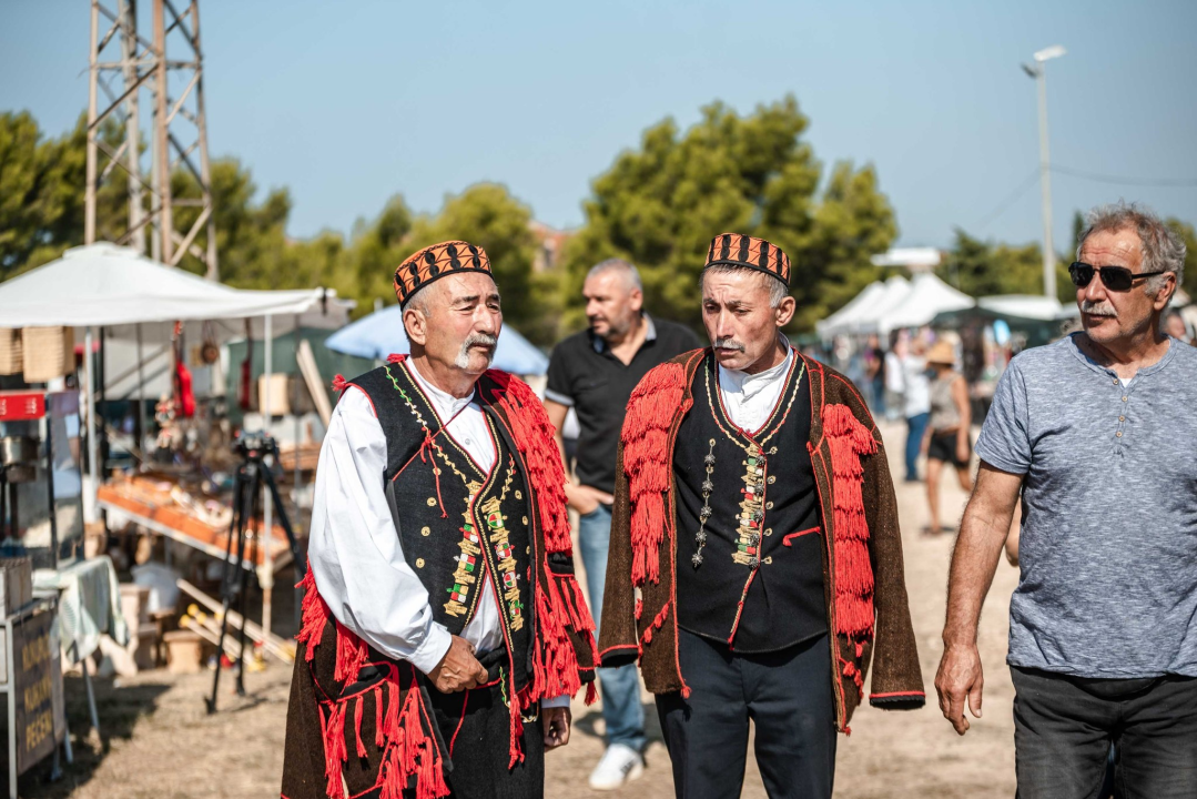 Na štandovima u Vrpolju janjetine nema, ali zato je red preko ceste: 'Tko ima u džepu, taj će i pojesti'