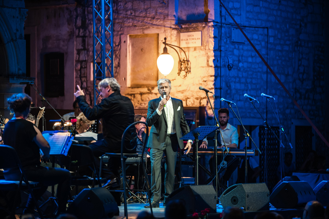 Prva večer Šansona prošla u znaku Vice Vukova: Idealan ambijent za legendarne pjesme šibenskog slavuja
