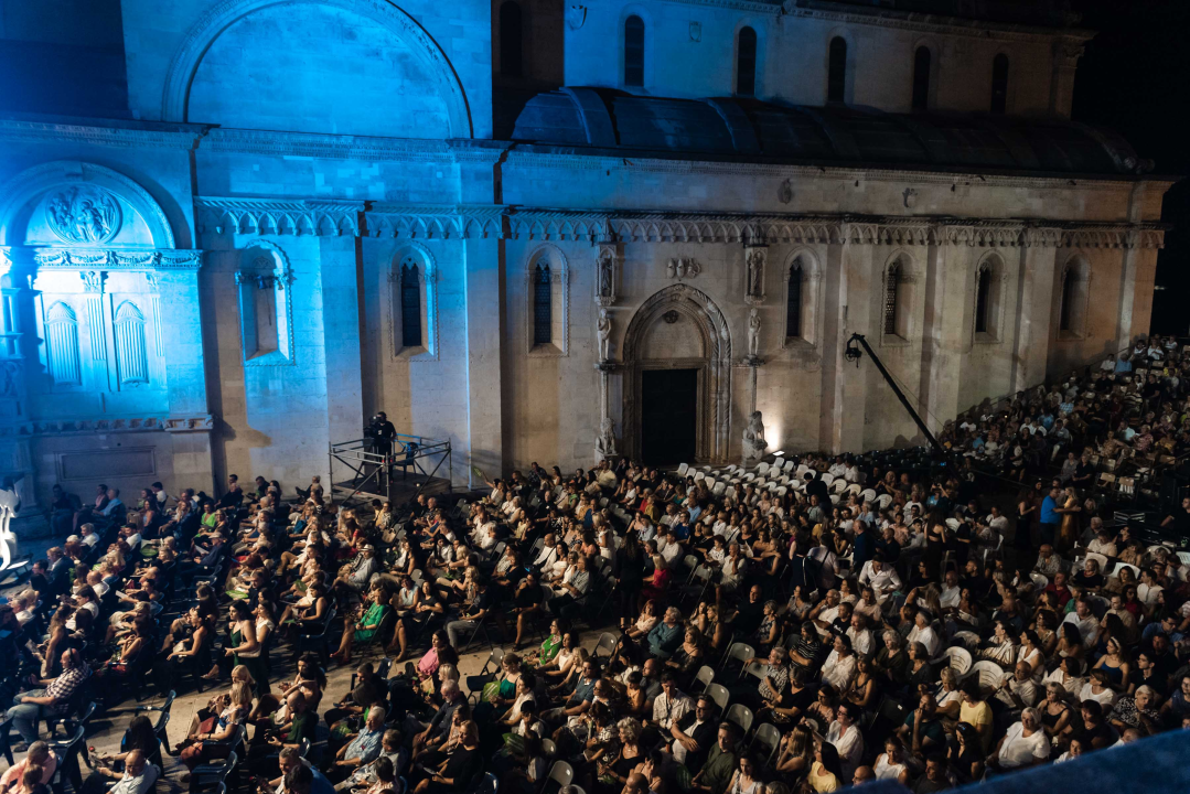Prva večer Šansona prošla u znaku Vice Vukova: Idealan ambijent za legendarne pjesme šibenskog slavuja