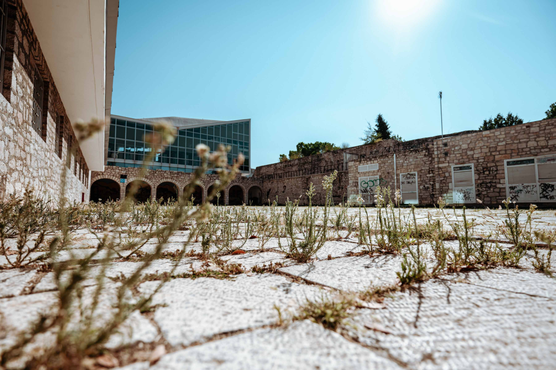 Poljana prljava i nakon pranja, a trg ispred Fausta Vrančića postao livada