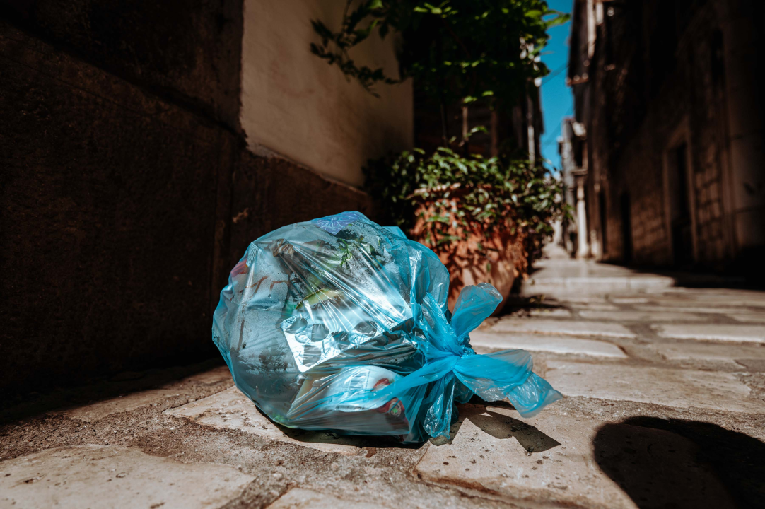 Poljana prljava i nakon pranja, a trg ispred Fausta Vrančića postao livada