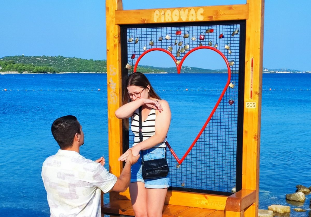 Pala prva prosidba na 'klupi za zabljubljene' u Pirovcu: Klaudija rekla 'da'