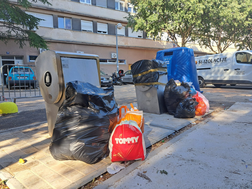 Novi dan, novo smeće, novi razvaljeni kontejneri: ‘Navikla sam da je kvart gadan, neka onda bude jeftin’