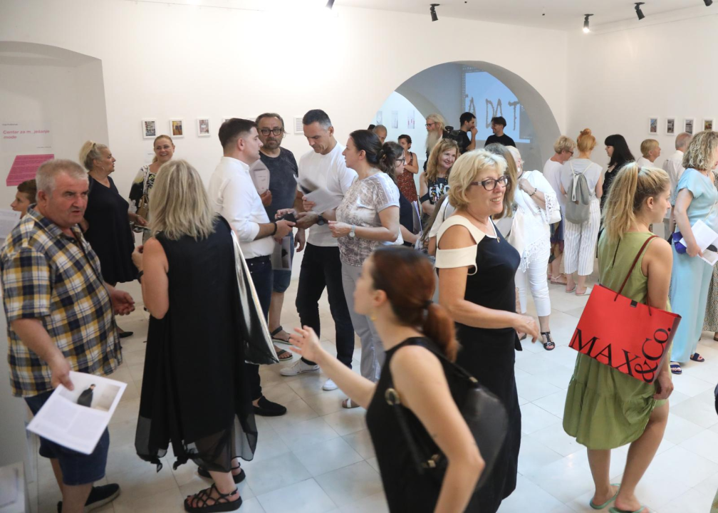 Otvorena izložba Duje Kodžomana, nastala je fotografiranjem gramatičkih i pravopisnih pogreški