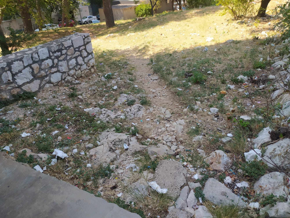 'Ispred Cvjetnog doma doslovno je javni zahod, bacaju od uložaka do četki za WC'