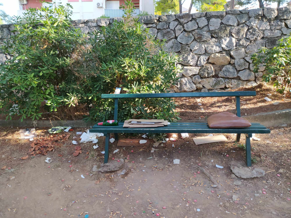 'Ispred Cvjetnog doma doslovno je javni zahod, bacaju od uložaka do četki za WC'