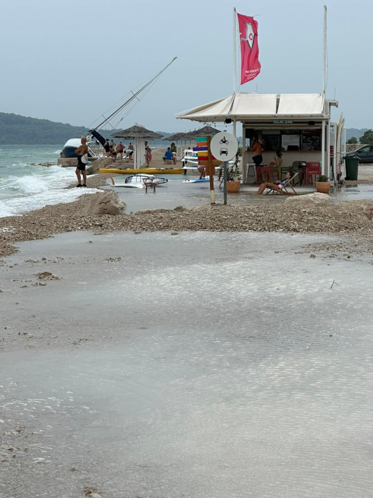 Puklo sidro: Jako jugo nasukalo jedrilicu na Jadriji