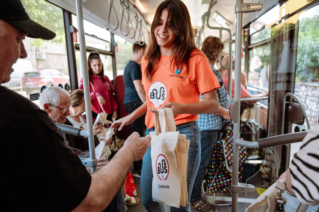 Gradski parking dijelio poklone putnicima, gradska uprava najavila nabavku električnih autobusa