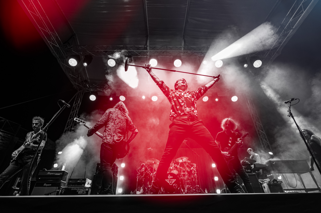 Parni Valjak raspjevao i rasplesao publiku na tvrđavi