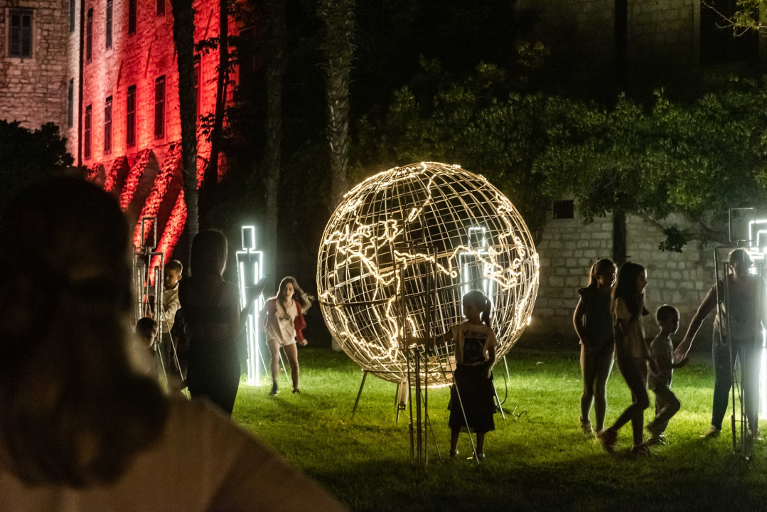 'Light is Life' upozorio na iskorištavanje planeta Zemlje: Šibenik obojan u crveno, a 4 tenora dali glazbeni doprinos