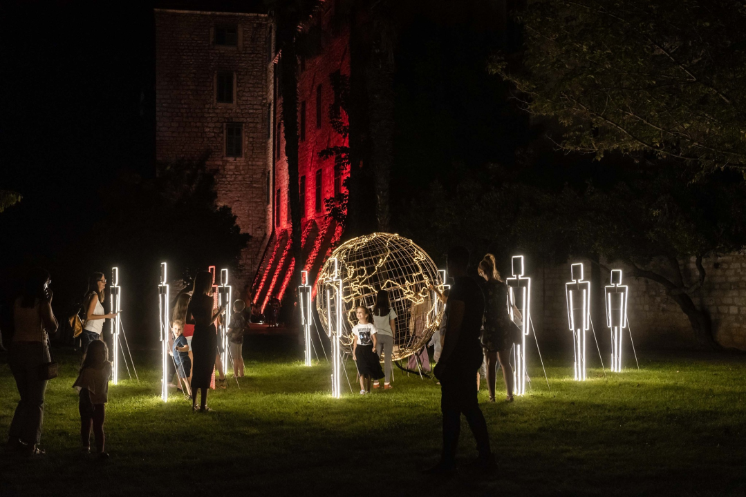 'Light is Life' upozorio na iskorištavanje planeta Zemlje: Šibenik obojan u crveno, a 4 tenora dali glazbeni doprinos
