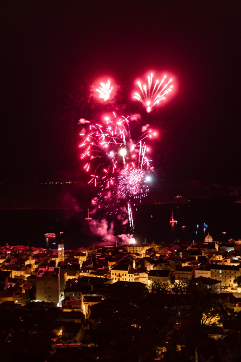 'Light is Life' upozorio na iskorištavanje planeta Zemlje: Šibenik obojan u crveno, a 4 tenora dali glazbeni doprinos