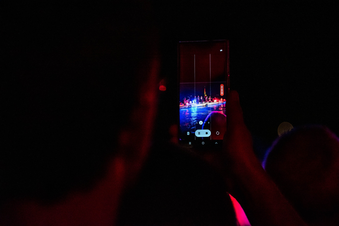 'Light is Life' upozorio na iskorištavanje planeta Zemlje: Šibenik obojan u crveno, a 4 tenora dali glazbeni doprinos