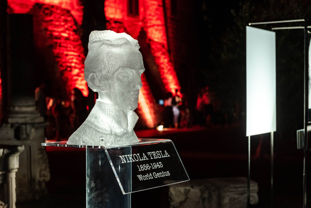 'Light is Life' upozorio na iskorištavanje planeta Zemlje: Šibenik obojan u crveno, a 4 tenora dali glazbeni doprinos