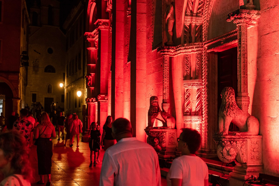 'Light is Life' upozorio na iskorištavanje planeta Zemlje: Šibenik obojan u crveno, a 4 tenora dali glazbeni doprinos