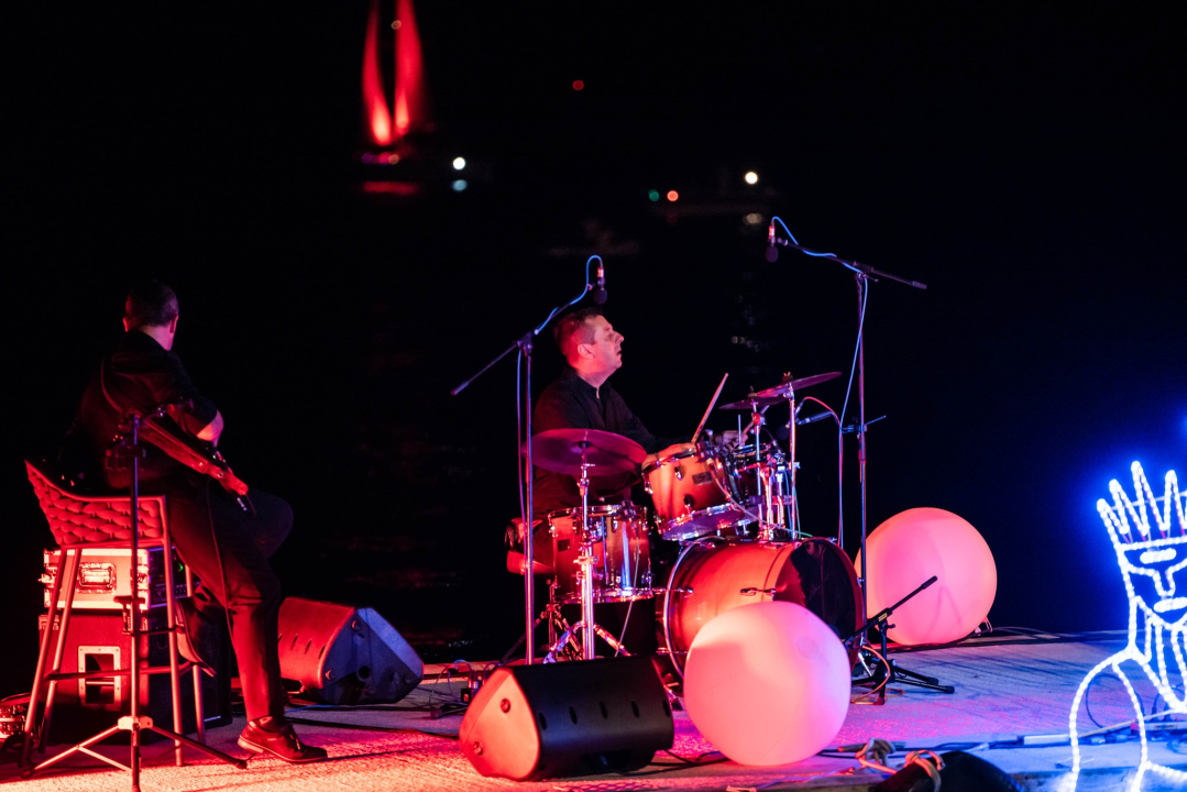 'Light is Life' upozorio na iskorištavanje planeta Zemlje: Šibenik obojan u crveno, a 4 tenora dali glazbeni doprinos