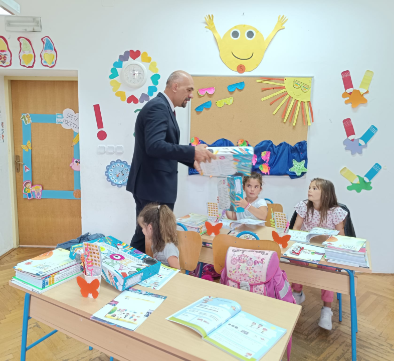 Jelić posjetio škole u Unešiću i Mirloviću: 'Budite marljivi, vrijedni i slušajte učitelje'