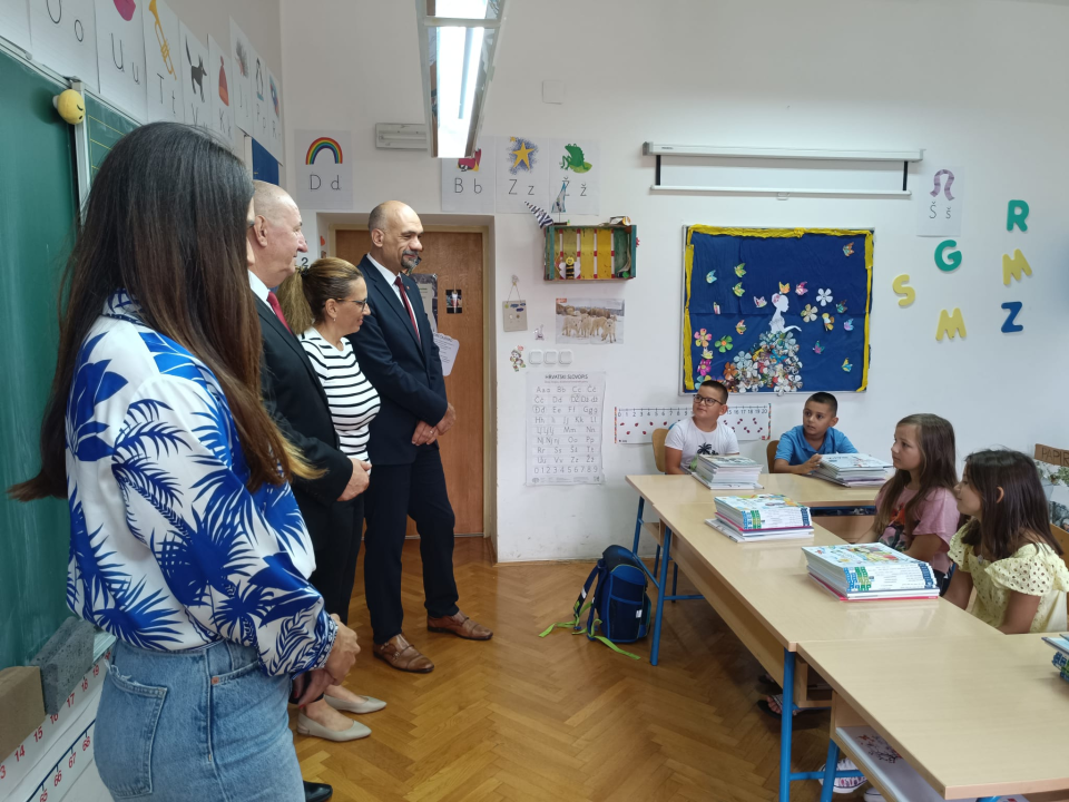 Jelić posjetio škole u Unešiću i Mirloviću: 'Budite marljivi, vrijedni i slušajte učitelje'