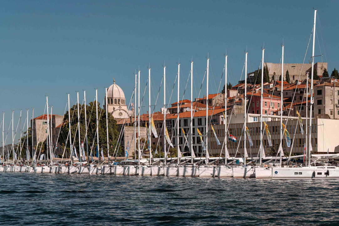 Riva puna jedrilica kao usred sezone, ali bez slaloma između turista ako prošetate