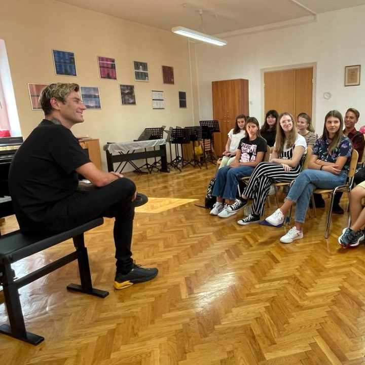 Ovo se zove poticaj! Maksim Mrvica posjetio učenike šibenske glazbene škole
