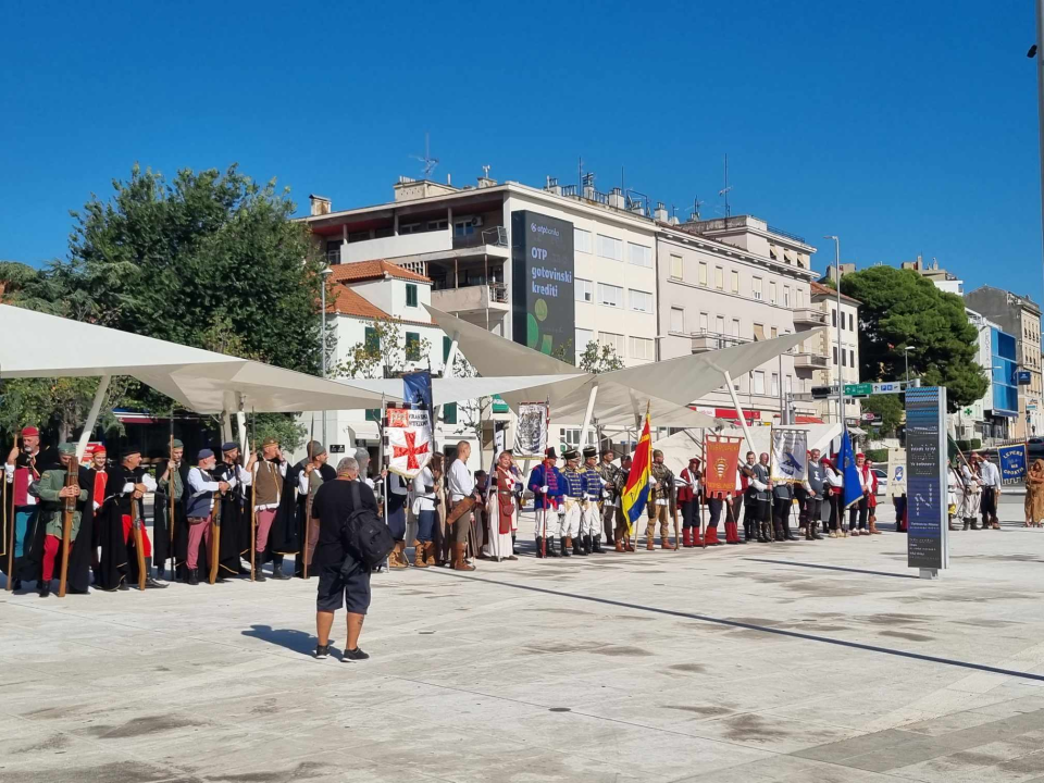 Na Poljani postrojavanje povijesnih postrojbi: Krenuo defile gradskim ulicama  