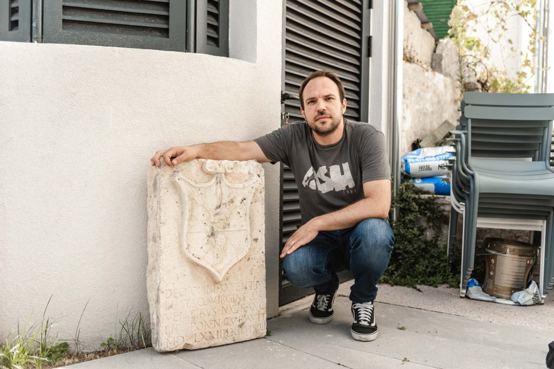 Rankulin je bio obrtnik, advokat, vođa pučke bune, predmet tračeva, brata mu je objesilo: U 16. stoljeću postavio je svoj grb na palači na Zlarinu