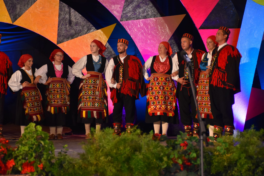 KUU Zvona Zagore na Vinkovačkim jesenima: Biralica uz diple, ojkavica, treskavica i kola po naški