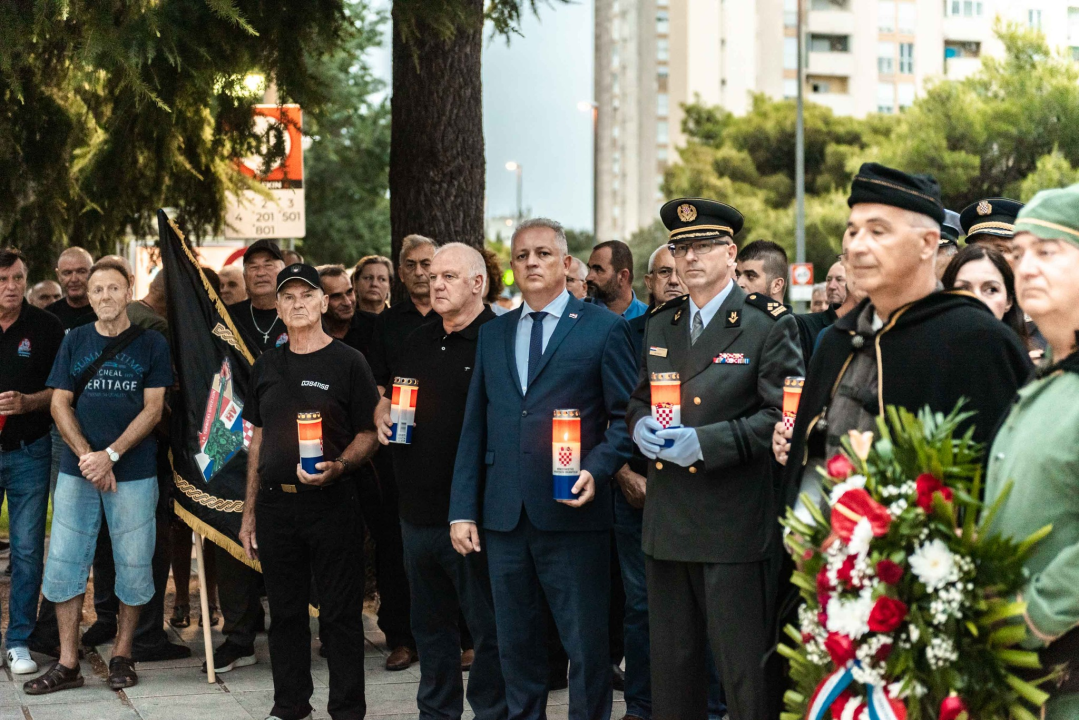 Unatoč prolomu oblaka, grmljavini i pljusku, Šibenčani pokazali koliko im znači Rujanski rat 